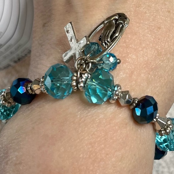 Elastic blue bead cross-payer hands bracelet - Picture 6 of 6